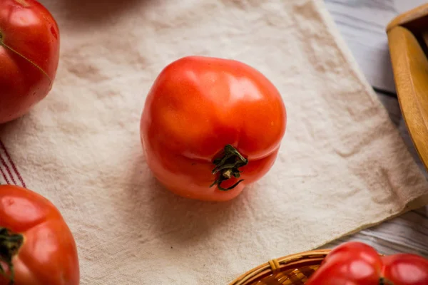 Close Tomates Frescos Maduros Sobre Fundo Madeira — Fotografia de Stock