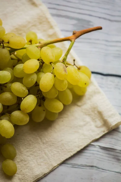 Raisins Sur Table Vintage Bois Blanc — Photo