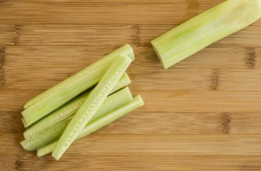 Ahşap tahta üzerinde dilimlenmiş salatalık 