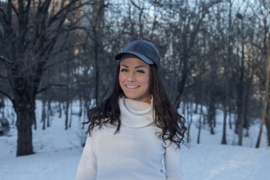 Kış parkta poz güzel kadın