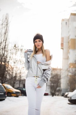 Kışın poz güzel genç kadın