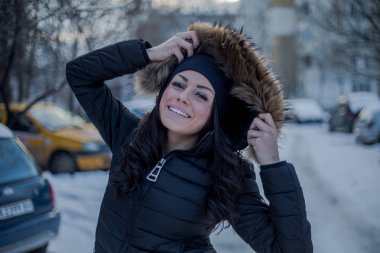 Kışın poz güzel genç kadın