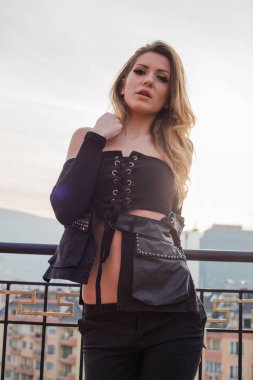 Kamera, arka plan üzerinde şehir poz güzel kadın