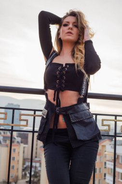 Kamera, arka plan üzerinde şehir poz güzel kadın