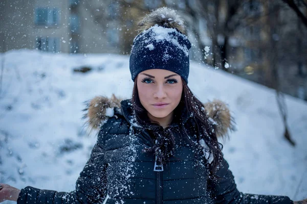 Schöne Frau Posiert Winterpark — Stockfoto