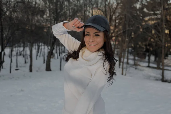 Schöne Frau Posiert Winterpark — Stockfoto