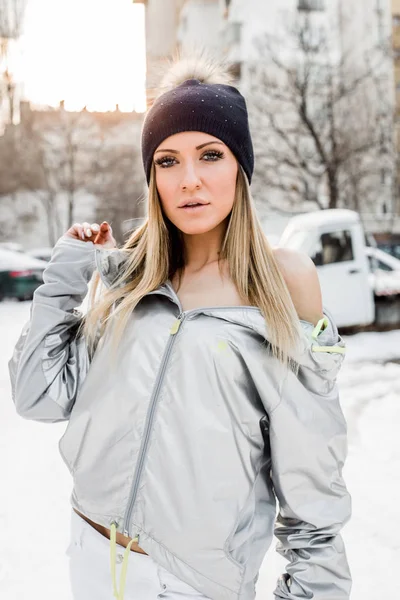 Bella Giovane Donna Posa Inverno — Foto Stock