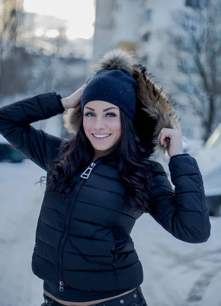 Schöne Junge Frau Posiert Winter — Stockfoto