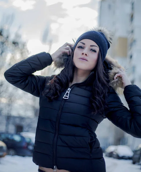 Kışın poz güzel genç kadın