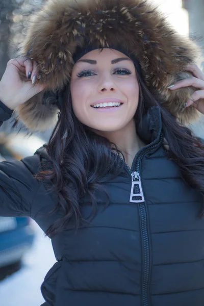 Vacker Ung Kvinna Poserar Vinter — Stockfoto