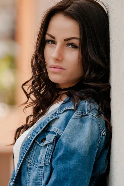 Schöne Frau Mit Braunen Haaren Jeansjacke Posiert Vor Der Kamera — Stockfoto