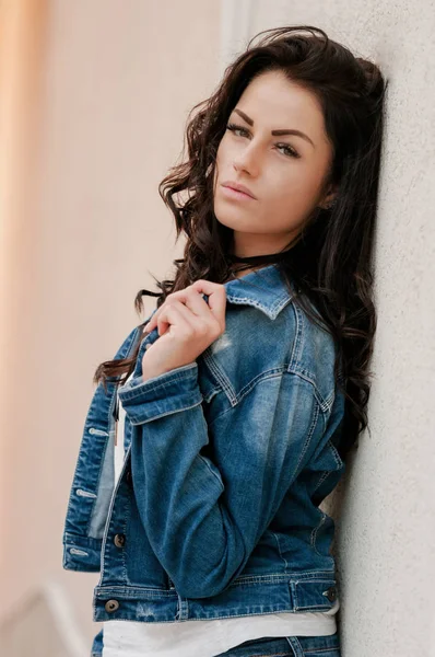 Beautiful Woman Brown Hair Denim Jacket Posing Camera — Stock Photo, Image