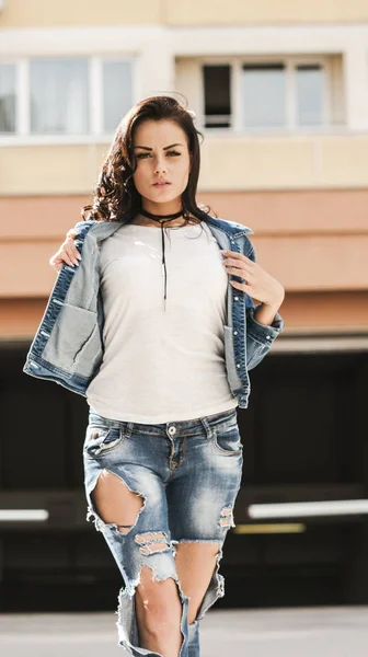 Mooie Vrouw Met Bruin Haar Denim Jasje Poseren Camera — Stockfoto