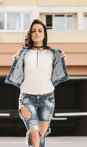 Schöne Frau Mit Braunen Haaren Jeansjacke Posiert Vor Der Kamera — Stockfoto