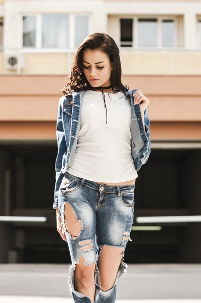 Schöne Frau Mit Braunen Haaren Jeansjacke Posiert Vor Der Kamera — Stockfoto