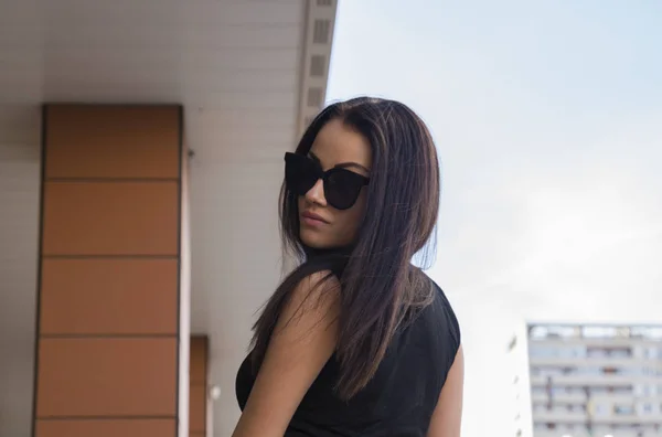 Hermosa Mujer Gafas Sol Posando Sobre Fondo Urbano — Foto de Stock