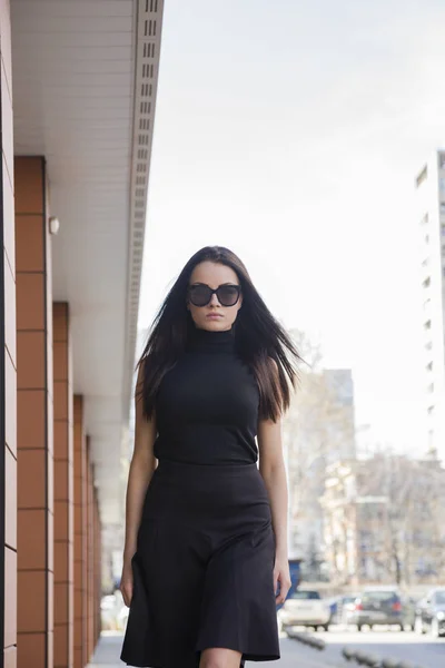 Hermosa Mujer Gafas Sol Posando Sobre Fondo Urbano —  Fotos de Stock