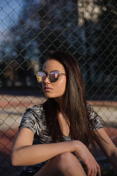 Stylische Junge Frau Mit Sonnenbrille Posiert Freien — Stockfoto