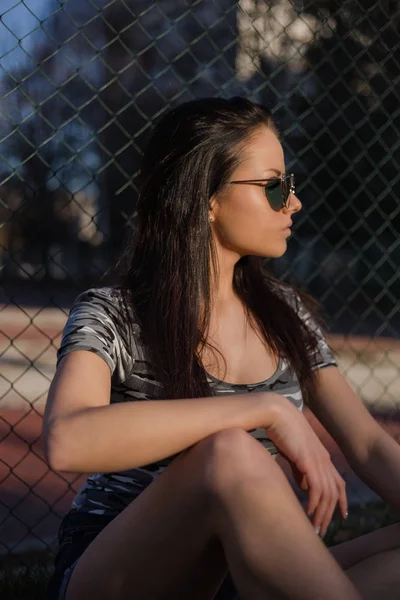Mujer Joven Con Estilo Gafas Sol Posando Aire Libre — Foto de Stock