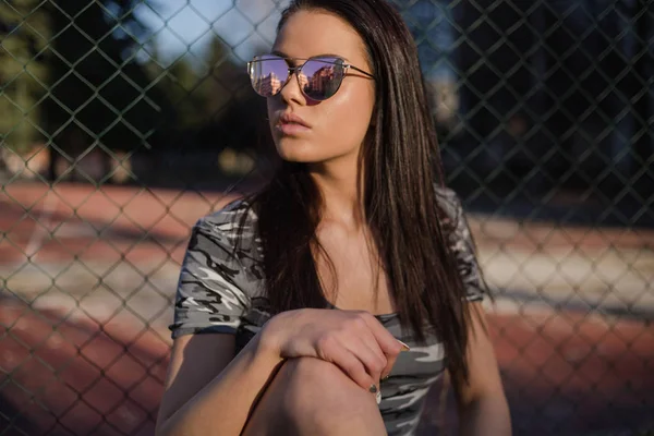 屋外でポーズのサングラスでスタイリッシュな若い女性 — ストック写真
