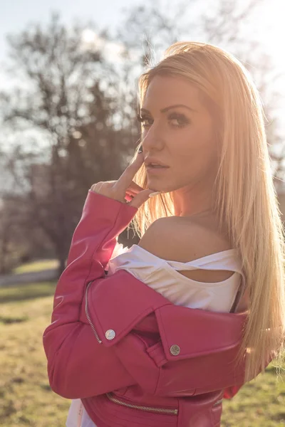 Schöne Blonde Frau Posiert Stilvoller Rosa Lederjacke Freien — Stockfoto