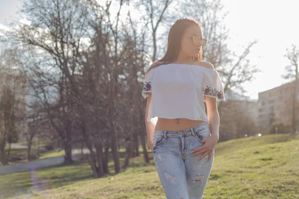 Schöne Junge Frau Stylischen Jeans Und Weißer Bluse Mit Floralem — Stockfoto