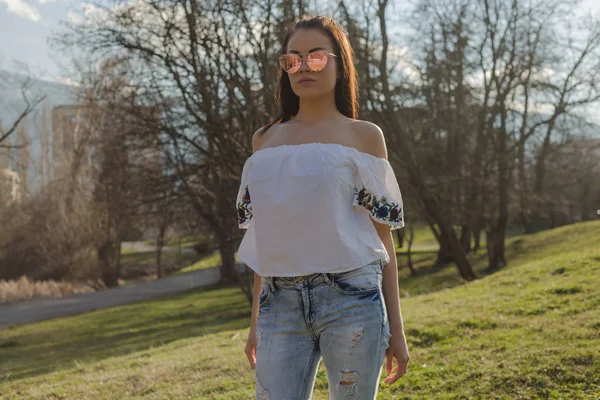 Schöne Junge Frau Stylischen Jeans Und Weißer Bluse Mit Floralem — Stockfoto
