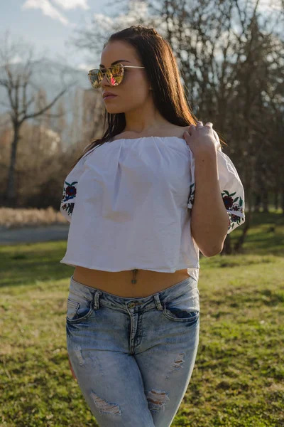 Bella Giovane Donna Jeans Alla Moda Camicetta Bianca Con Ornamento — Foto Stock