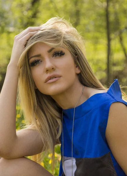 Schöne Blonde Frau Stilvollem Blauen Kleid Posiert Auf Einer Grünen — Stockfoto