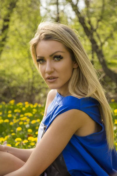 Piękna Blondynka Stylowy Sukienka Niebieski Pozowanie Zielony Łąka Kwitnące Mlecze — Zdjęcie stockowe