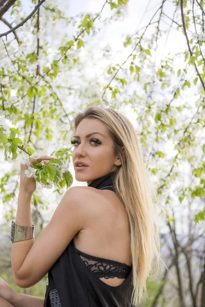 Bela Jovem Mulher Roupas Elegantes Posando Parque — Fotografia de Stock