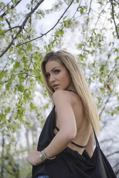 Vacker Ung Kvinna Snygga Kläder Poserar Pring Park — Stockfoto