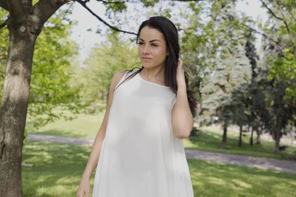 Jonge Vrouw Mode Witte Jurk Poseren Zomer Park — Stockfoto