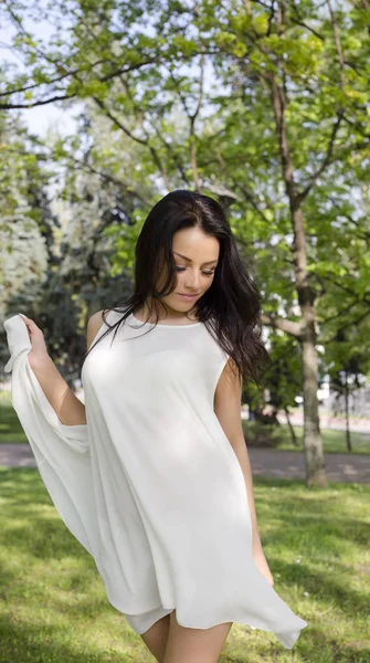 Młoda Kobieta Sukni Moda Biały Pozowanie Lato Park — Zdjęcie stockowe