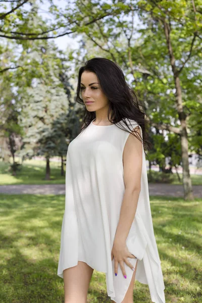 Νεαρή Γυναίκα Στην Μόδα Λευκό Φόρεμα Που Θέτουν Πάρκο Του — Φωτογραφία Αρχείου