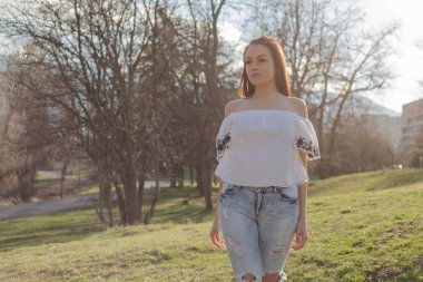 çayır üzerinde yürümek güneşli gün rahat kıyafetler içinde çekici kadın 