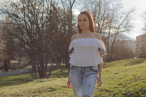 çayır üzerinde yürümek güneşli gün rahat kıyafetler içinde çekici kadın 