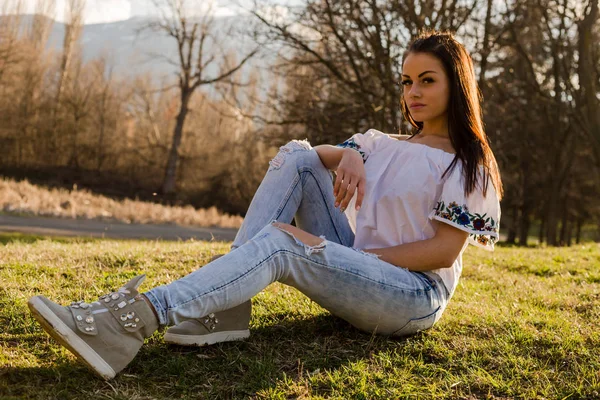 Mujer Atractiva Ropa Casual Sentado Hierba Verde Del Prado —  Fotos de Stock