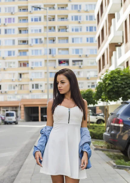 Junge Frau Weißen Kleid Mit Jeansjacke Schaut Zur Seite Während — Stockfoto