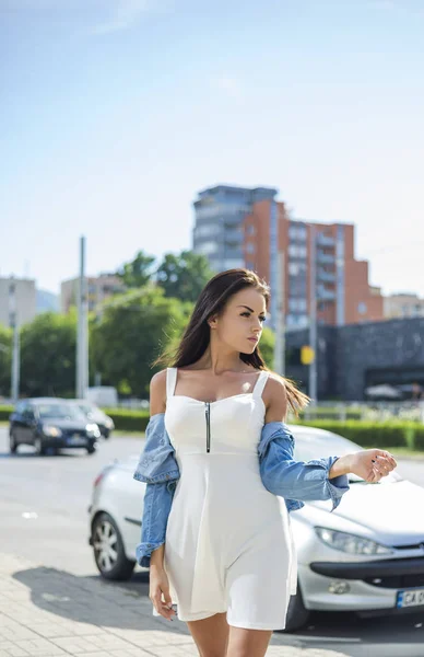 Junge Frau Weißen Kleid Mit Jeansjacke Schaut Zur Seite Während — Stockfoto