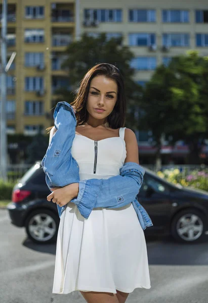 Mulher Bonita Atraente Vestido Branco Com Jaqueta Jeans Olhando Para — Fotografia de Stock