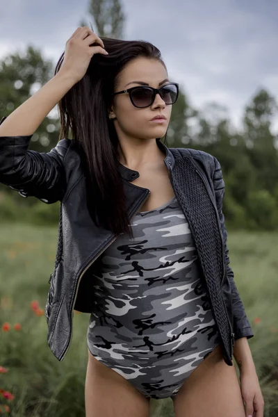 Schöne Brünette Frau Mit Sonnenbrille Und Stilvoller Kleidung Auf Der — Stockfoto
