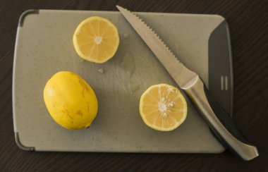 limon dilimleri ve Grey Yönetim Kurulu, yakın çekim kesme bıçağı ile 
