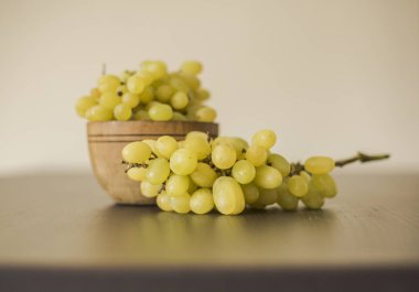 tablo, tatlı olgun yeşil üzüm ile kase yakın çekim 