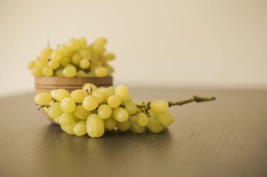 tablo, tatlı olgun yeşil üzüm ile kase yakın çekim 