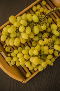 Ahşap Tepsi, yeşil üzüm demet yakın çekim 