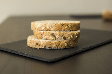 siyah arduvaz gemide tahıllı ekmek dilimleri 