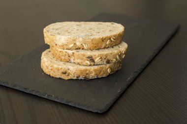 siyah arduvaz gemide tahıllı ekmek dilimleri 