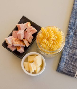 peynir ve tablo, kavanoza makarna kase pişmiş jambon parçaları yakın çekim 