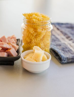 peynir ve tablo, kavanoza makarna kase pişmiş jambon parçaları yakın çekim 